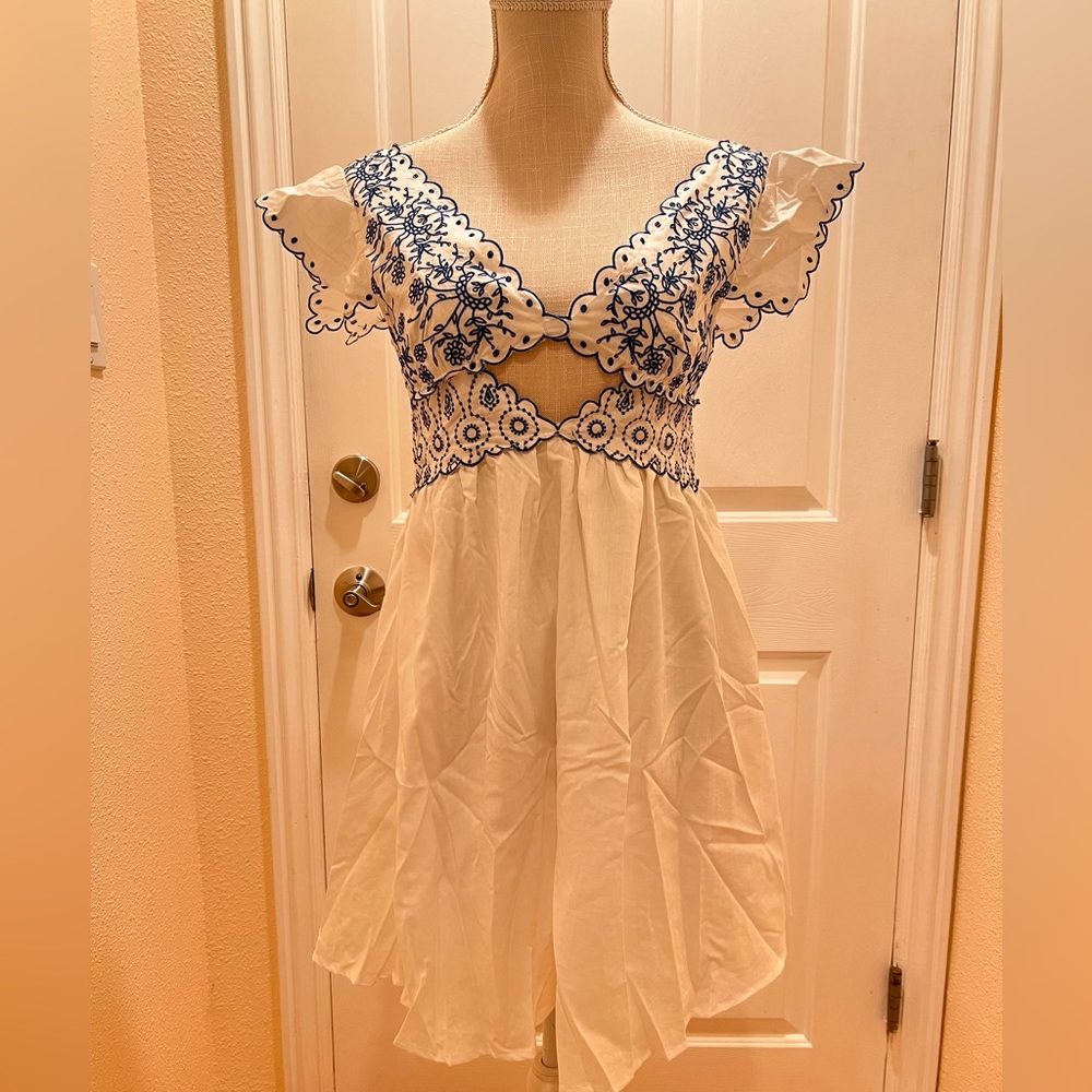 NWT WOMENS Size M WHITE WHIT EMBROIDERY IN BLUE SLEEVELESS SUMMER DRESS